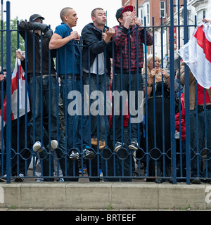 I giovani membri della Difesa inglese League dimostrare a Leicester. Il 9 ottobre 2010. Foto Stock