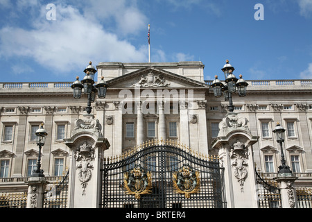 Buckingham Palace, anteriore e cancello con stemma reale Foto Stock