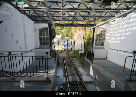 Un cavo auto sulla ferrovia funicolare di Bergen Foto Stock