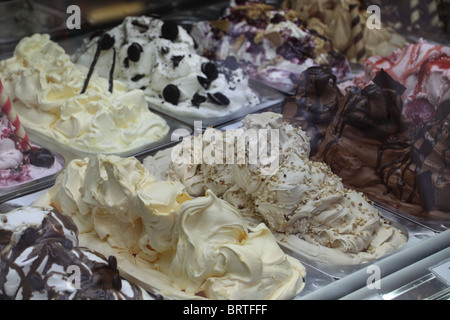 Vari gusti di gelato in vassoi Foto Stock
