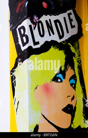 Blondie caricatura pittura di Debbie Harry presso un negozio di musica in Pembridge Road, Notting Hill, London, England, Regno Unito Foto Stock