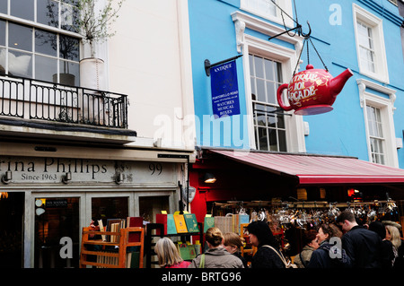 Negozi di antiquariato lungo Portobello Road a Notting Hill, Londra, Inghilterra, Regno Unito Foto Stock