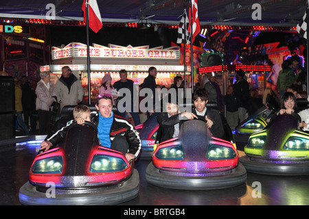 Dodgem auto presso la fiera d'oca, Nottingham, Inghilterra, Regno Unito Foto Stock