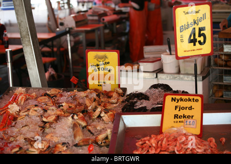 Food Festival a Bergen Bryggen davanti al vecchio legno magazzini di pesca nel porto un sito patrimonio mondiale dell'UNESCO. Foto Stock