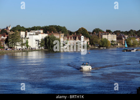 Strand sul verde, il fiume Tamigi a Kew a Londra. Foto Stock