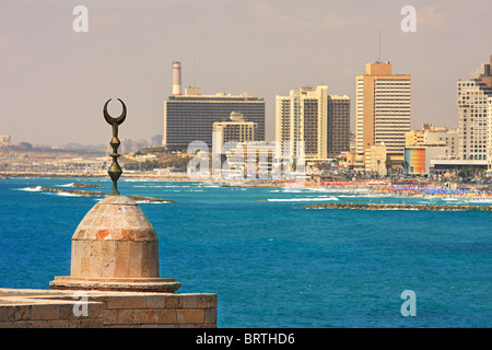 Vista sul litorale con un edificio nuovo e moderno a Tel Aviv, Israele. Foto Stock