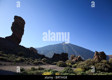 Isole Canarie, Tenerife, Parque Nacional del Teide (Parco Nazionale del Teide), sito UNESCO, Mt. Il Teide e Chinchado Rock Foto Stock