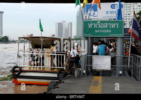 Express barca , Sathorn Pier , sul Fiume Chao Phraya , Bangkok , Thailandia Foto Stock