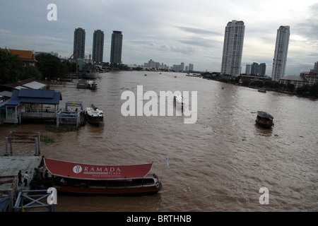 Express barca , Sathorn Pier , sul Fiume Chao Phraya , Bangkok , Thailandia Foto Stock