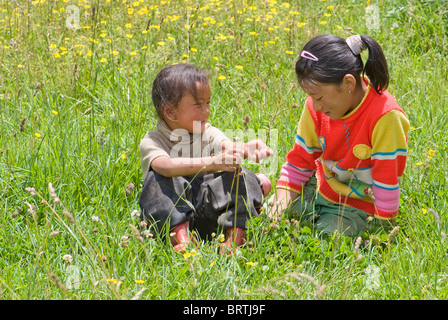 Due ragazze cinesi a parlare Foto Stock