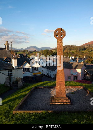 Pietra arenaria rossa war memorial eretto dopo la prima guerra mondiale sul sagrato a Hawkshead Cumbria modellata su un design celtico Foto Stock