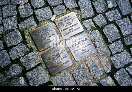 Quattro del 2950 cosiddetti Stolpersteine (pietre di inciampo) nelle strade della capitale tedesca di Berlino. Foto Stock