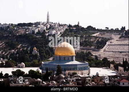 La Città Vecchia di Gerusalemme, punteggiati da la Cupola della roccia e con il monte degli Ulivi in background. Foto Stock