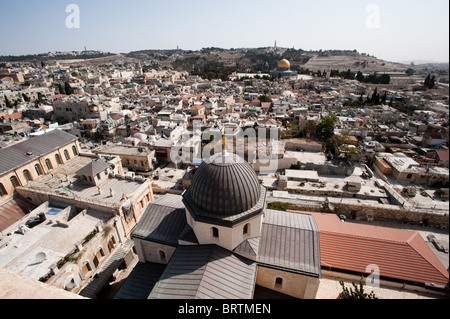 La Città Vecchia di Gerusalemme, con il monte degli Ulivi in background e la cupola della Chiesa luterana del Redentore. Foto Stock