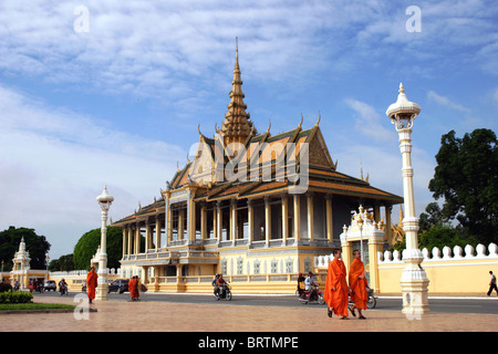 I monaci buddisti sono a piedi lungo la strada che costeggia i giardini del Palazzo Reale Museo del tempio in Phnom Penh Cambogia. Foto Stock