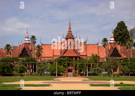 Edifici sui terreni sono visti da un parco presso il Museo nazionale di Phnom Penh, Cambogia, Foto Stock