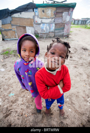 2 giovani ragazze nelle township di " Città del Capo ", Sud Africa. Foto Stock