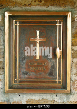 Casella di bronzo in cui un registro delle tombe è memorizzata, Lyness cimitero navale, Hoy, isole Orcadi, Scozia Foto Stock