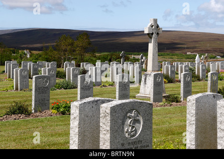 Vista su tutta Lyness cimitero navale alle colline di Hoy, isole Orcadi, Scozia Foto Stock