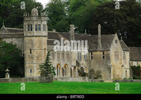 La pressione atmosferica Lacock Abbey che ha avuto origine in epoca medievale, Wiltshire, Regno Unito. Settembre 2010 Foto Stock