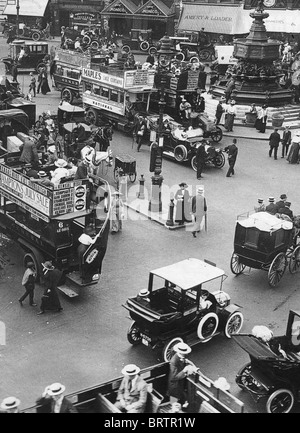 PICCADILLY CIRCUS di Londra nel 1912 con la statua di Eros in alto a destra Foto Stock