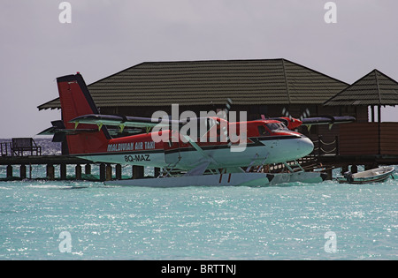 De Havilland DHC-6 Twin Otter piano mare, aria maldiviano taxi si prepara a prendere il via da un'isola delle Maldive Foto Stock