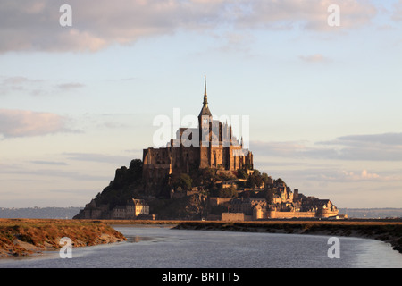 Un alba vista di Mont Saint Michel, la famosa isola di marea in Normandia, Francia settentrionale Foto Stock