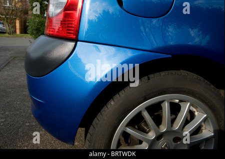 Close up della vista laterale posteriore di un blu Renault Clio auto. Foto Stock