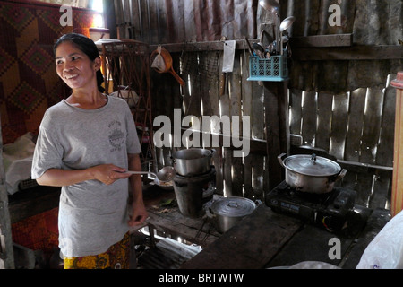 Cambogia Soun Thouch Srey (42) rendendo il pranzo nella sua cucina, baraccopoli di significare Caeay, Phnom Penh. Phnom Penh. Foto di SEAN SPRAGUE Foto Stock