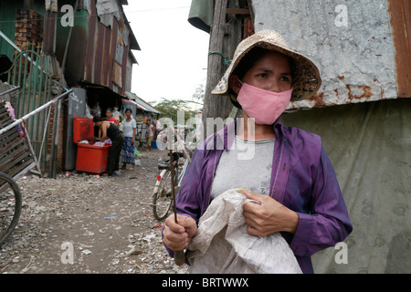 Cambogia Soun Thouch Srey (42) lasciare la sua casa di andare a raccogliere i rifiuti di carta per il riciclaggio. Phnom Penh. Foto di SEAN SPRAGUE Foto Stock