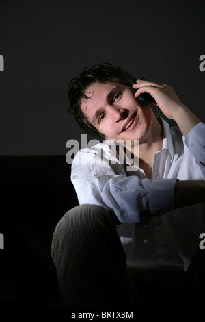 Giovane con un telefono cellulare Foto Stock
