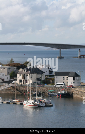 Skye Bridge e il villaggio di Kyleakin Isola di Skye in Scozia Ottobre 2010 Foto Stock