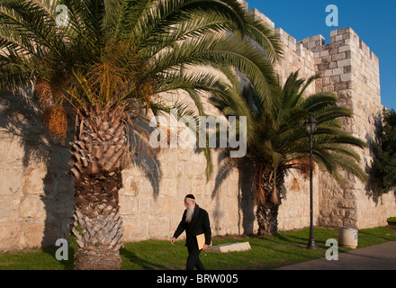 Anziani ebreo ortodosso camminando lungo le mura della città vecchia. Gerusalemme. Israele Foto Stock