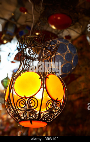 Marrakech: lanterne in SOUK IN Djemaa el Fna Foto Stock