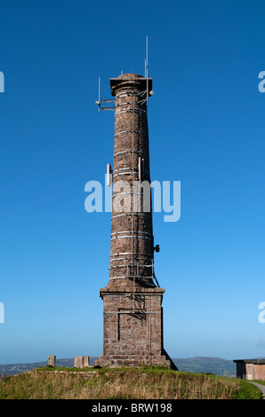 Una vecchia miniera camino ora utilizzato per le antenne e trasmettitori sulla cima della collina di Kit vicino a Callington in Cornwall, Regno Unito Foto Stock