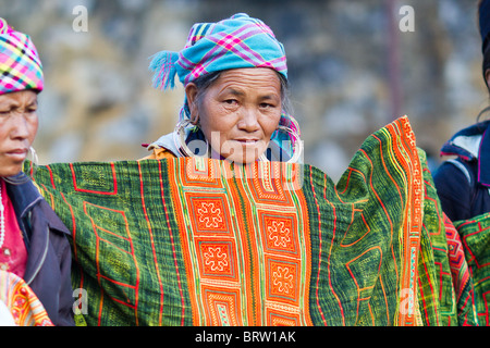 Un nero H'mongs donna cerca di vendere la sua coperta fatta a mano per i turisti Foto Stock