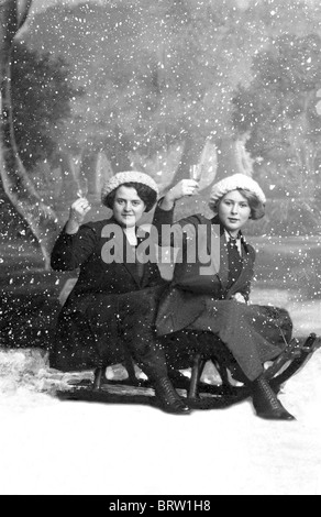 Due donne con lo slittino e neve, storico photgraph, intorno al 1910 Foto Stock