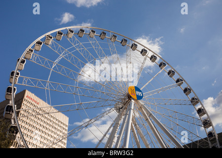 Manchester, Inghilterra, Regno Unito. Ruota di Manchester dal centro commerciale Arndale in Exchange Square nella città Foto Stock