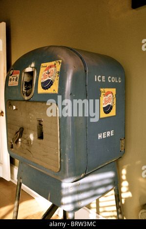 Vecchia macchina Pepsi all'interno di Sun Records Studio, Memphis, Tennessee, Stati Uniti d'America Foto Stock