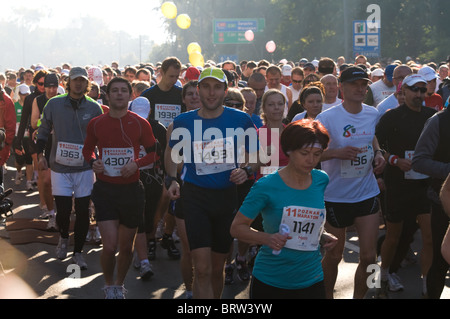 POZNAN, Polonia - 10 ottobre. Maratona di Poznan inizia a. Xi edizione. Ottobre 10, 2010 a Poznan, in Polonia. Foto Stock