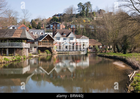 Il pub Weyside si riflette nel fiume Wey sulla navigazione Godalming. Guildford Surrey Inghilterra Gran Bretagna Foto Stock