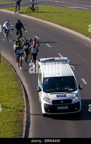 POZNAN, Polonia - 10 ottobre. Maratona di Poznan XI edizione. Un gruppo di corridori nero che conduce. Ottobre 10, 2010 a Poznan, in Polonia. Foto Stock