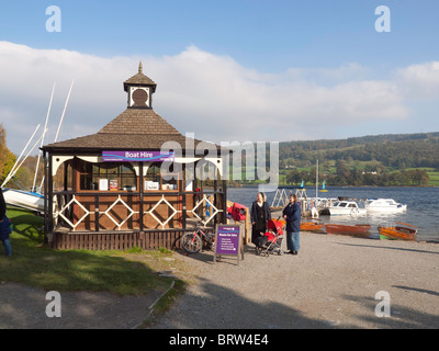 Il noleggio barca office sul lungolago a Coniston Water nel Parco nazionale del Lake District Cumbria Inghilterra England Foto Stock