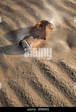 La vecchia birra arrugginita può essere sepolta a metà nella sabbia , Finlandia Foto Stock