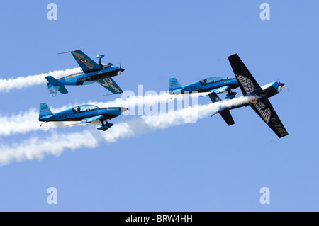 Le lame del team di visualizzazione facendo una formazione a flypast Airshow di Farnborough Foto Stock