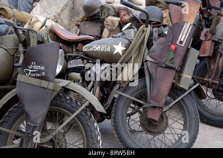 Francia, Normandia, Arromanches. Militari Vintage motocicli sul famoso campo di battaglia. Sessantesimo anniversario del D-Day. Foto Stock