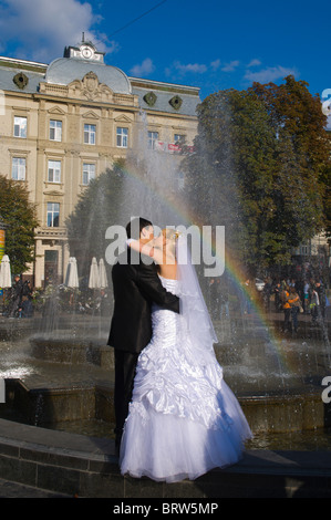 Appena una coppia sposata a prospekt Svobody centrale di Lviv Ucraina occidentale Europa Foto Stock