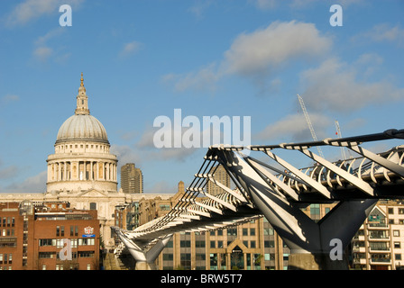 Millennium Bridge, la Cattedrale di Saint Paul, Londra, Regno Unito Foto Stock
