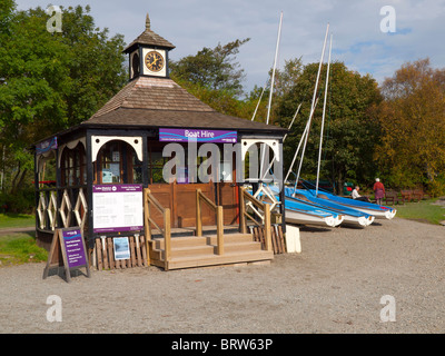 Il noleggio barca office sul lungolago a Coniston Water nel Parco nazionale del Lake District Cumbria Inghilterra England Foto Stock