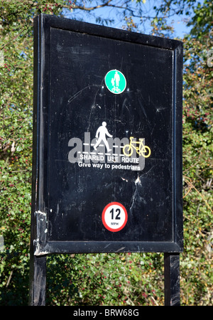 Rotta su Hampstead Heath, Londra condivisi da pedoni e ciclisti Foto Stock